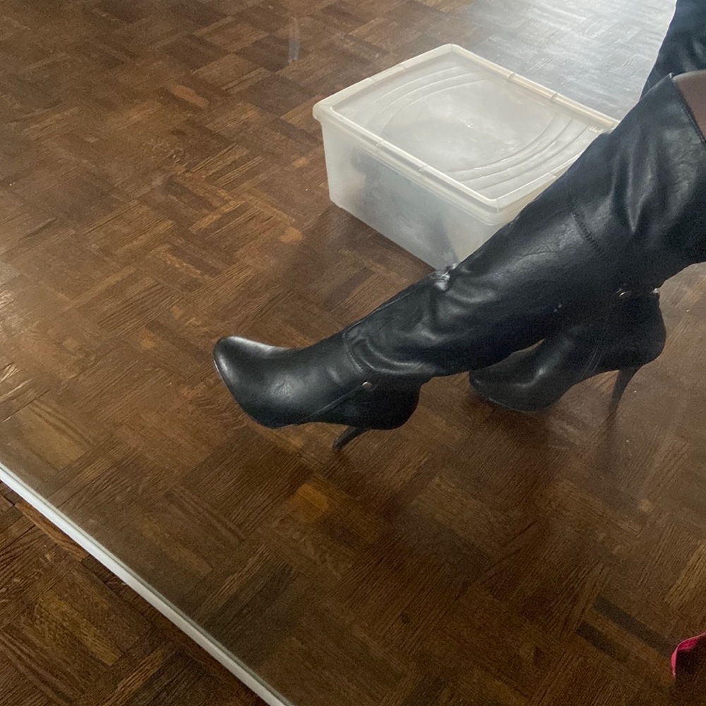Knees high boots